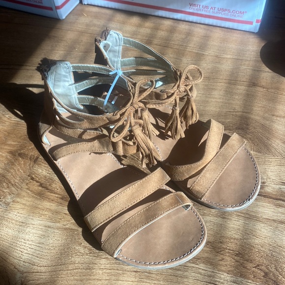 Olive And Edie Leather/Suede Gladiator Style Sandals Tan with Fringe Size 6 - Picture 1 of 11